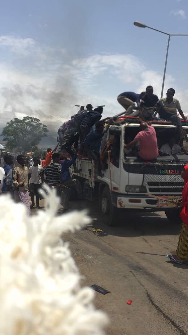 Smoke bellowing from some parts of Jigjiga market, residents report attacks on some businesses and buildings belonging to some community members. It's not clear who is in charge of the city's Security at this time. 