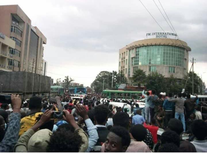 Pictures from Debre Markos yesterday show hundreds of reinforcements allegedly with the Amhara Region Special Police Force moving north to fight against the TDF