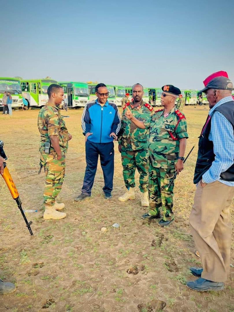 Ethiopia to train large number of soldiers for Somaliland, according to @SLNTV’s Facebook page. The station reported on Thursday that the commander of Somaliland forces Gen. Nuh Ismail Tani bidding farewell to the trainees at Wajaale town.(Pic courtesy of @SLNTV)