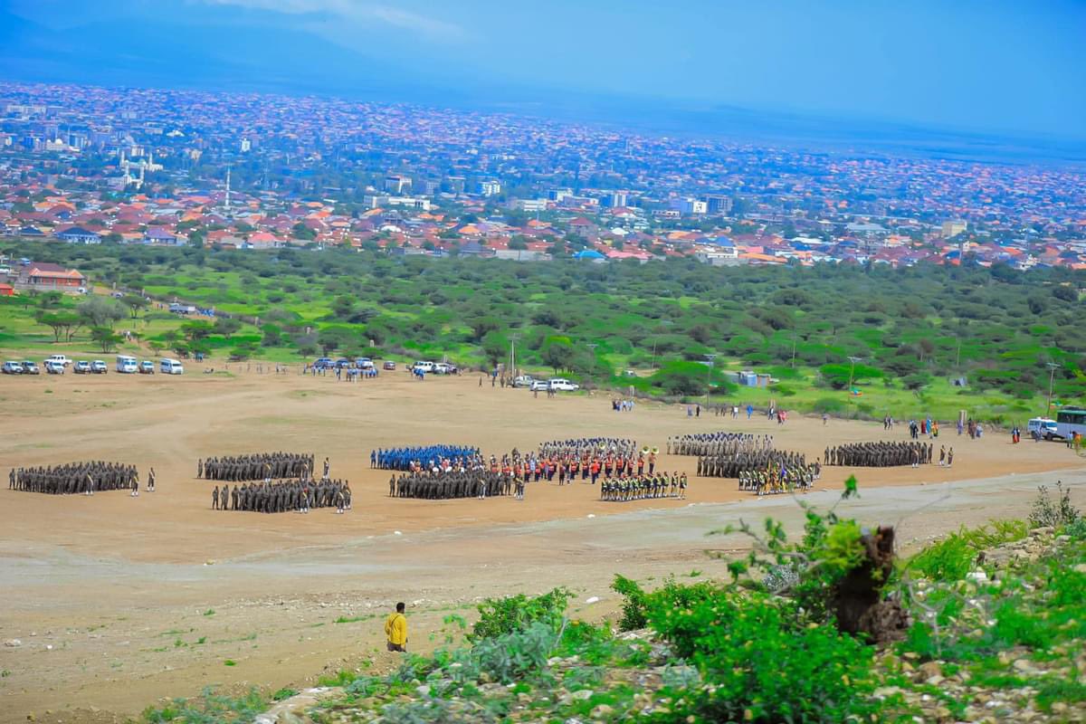 Der äthiopische Armeechef, General Berhanu Jula, erklärte in Jigjiga in der Somali-Region, dass Somalias Zusammenbruch mit dem Krieg gegen Äthiopien im Jahr 1977 begann. Er behauptete, ausländische Mächte hätten Somalia in den Konflikt gedrängt, nur um es später aufzugeben. Jula verband die jüngste Zusammenarbeit zwischen Somalia und Ägypten mit dem Konflikt von 1977 und deutete damit auf ähnliche äußere Einflüsse hin. Der General machte diese Bemerkungen bei einem Besuch in der Hauptstadt der Somali-Region. Ein Foto zeigt ihn neben dem Regionalpräsidenten sitzend.