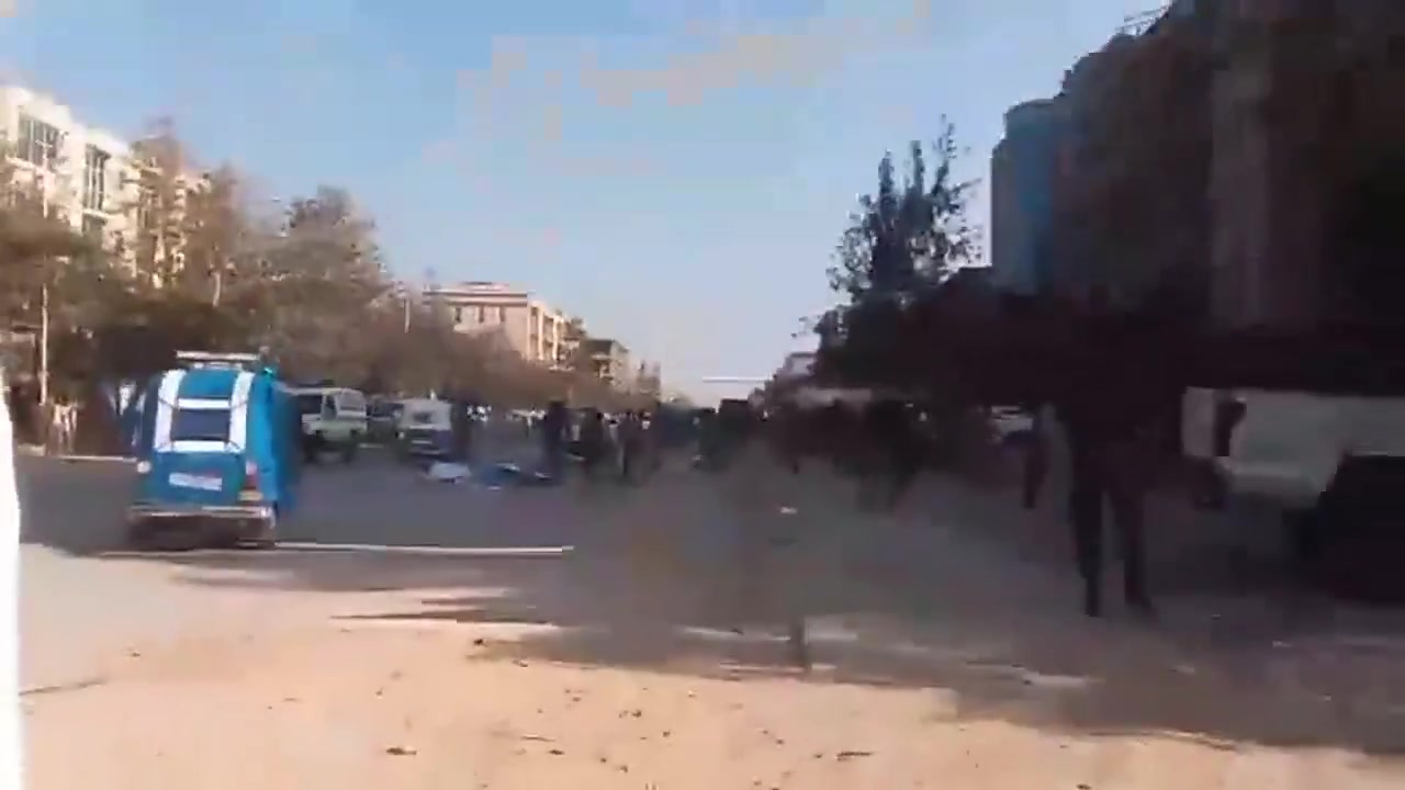 This video was recorded today in Wukro city, Tigray, showing security forces attempting to disperse youths protesting the military commanders' decision to support one faction of the TPLF. This nonsense needs to end before it escalates further and gets out of control