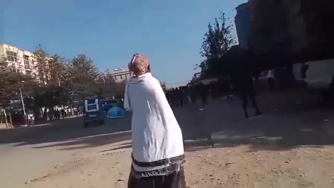 This video was recorded today in Wukro city, Tigray, showing security forces attempting to disperse youths protesting the military commanders' decision to support one faction of the TPLF. This nonsense needs to end before it escalates further and gets out of control