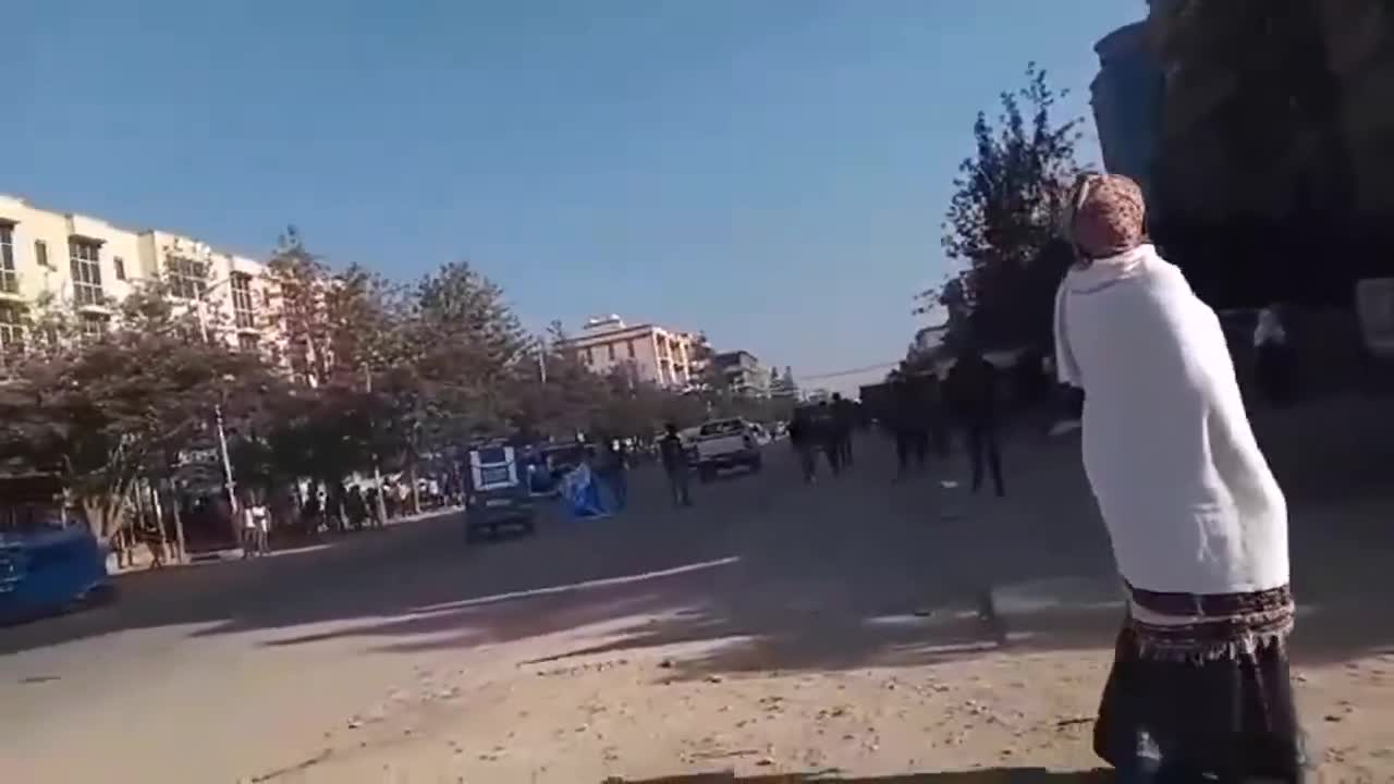 This video was recorded today in Wukro city, Tigray, showing security forces attempting to disperse youths protesting the military commanders' decision to support one faction of the TPLF. This nonsense needs to end before it escalates further and gets out of control